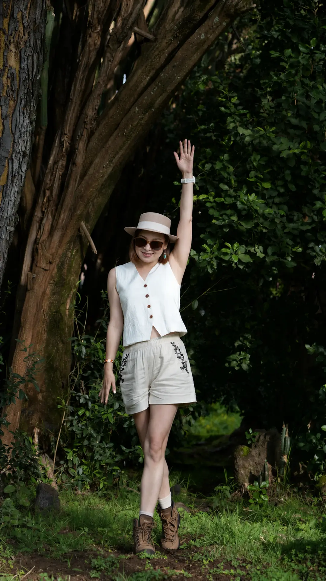 Alicia in an ivory safari look, sunglasses, and a wide-brimmed hat